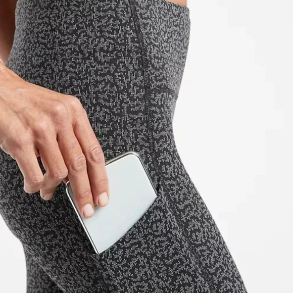 Athleta Ultimate Stash Pocket Textured 7/8 Tight - 29293 - Picture 2 of 16